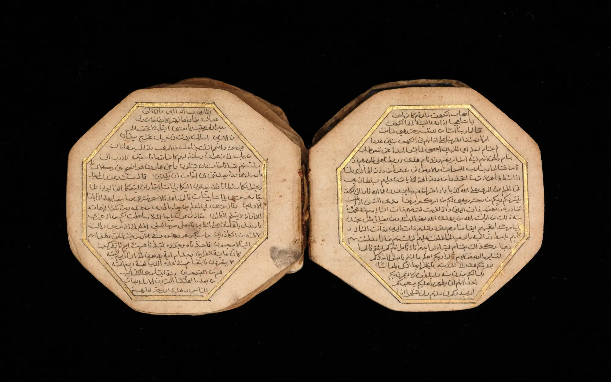 El yazması Osmanlıca kitap ve belge sayfaları