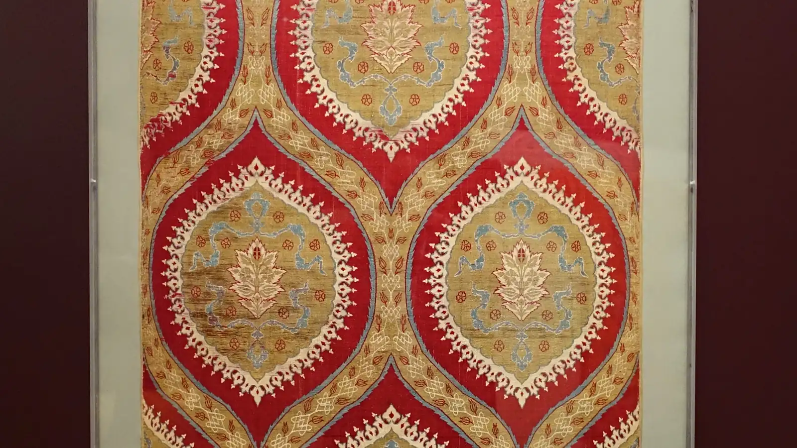 Kırmızı damask kumaş dokusu